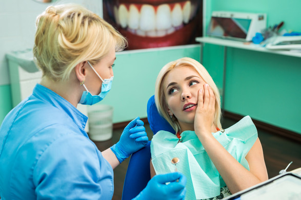 patient visiting dentist for jaw pain 